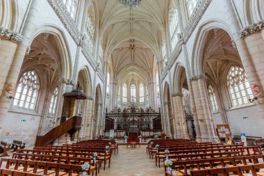 SAINT RIQUIER, SOMME, FRANCE, 17 HAZİRAN 2022: Saint Riquier Manastırı Kilisesi 'nin iç mimari dekorasyonu