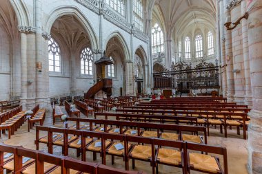 SAINT RIQUIER, SOMME, FRANCE, 17 HAZİRAN 2022: Saint Riquier Manastırı Kilisesi 'nin iç mimari dekorasyonu