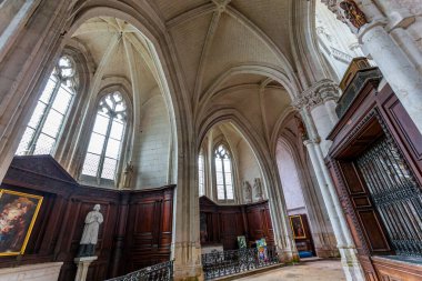 SAINT RIQUIER, SOMME, FRANCE, 17 HAZİRAN 2022: Saint Riquier Manastırı Kilisesi 'nin iç mimari dekorasyonu