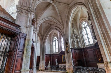 SAINT RIQUIER, SOMME, FRANCE, 17 HAZİRAN 2022: Saint Riquier Manastırı Kilisesi 'nin iç mimari dekorasyonu