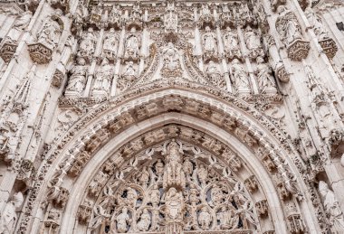 SAINT RIQUIER, SOMME, FRANCE, 17 HAZİRAN 2022: Saint Riquier Manastırı Kilisesi 'nin dış ve mimari dekorları