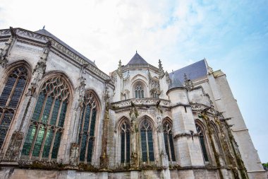 SAINT RIQUIER, SOMME, FRANCE, 17 HAZİRAN 2022: Saint Riquier Manastırı Kilisesi 'nin dış ve mimari dekorları