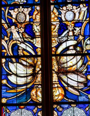 ORLEANS, FRANCE, 20 NİSAN 2023: 19. yüzyıl kutsal haçın katedral bazilikasının boyalı camları, çeşitli sanatçılar.