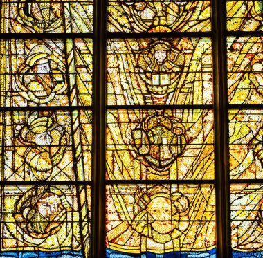 ORLEANS, FRANCE, 20 NİSAN 2023: 19. yüzyıl kutsal haçın katedral bazilikasının boyalı camları, çeşitli sanatçılar.