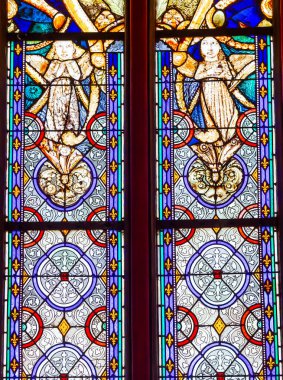 ORLEANS, FRANCE, 20 NİSAN 2023: 19. yüzyıl kutsal haçın katedral bazilikasının boyalı camları, çeşitli sanatçılar.