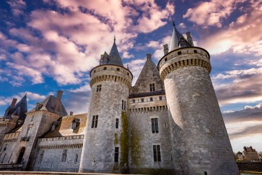 SULLY SUR LOIRE, FRANCE, NİSAN 04, 2023: Orleans, Loire Valley, Fransa yakınlarındaki Sully sur Loire Kalesi