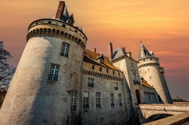 SULLY SUR LOIRE, FRANCE, NİSAN 04, 2023: Orleans, Loire Valley, Fransa yakınlarındaki Sully sur Loire Kalesi