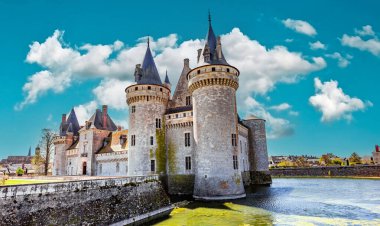 SULLY SUR LOIRE, FRANCE, NİSAN 04, 2023: Orleans, Loire Valley, Fransa yakınlarındaki Sully sur Loire Kalesi