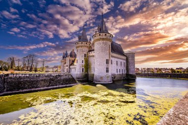 SULLY SUR LOIRE, FRANCE, NİSAN 04, 2023: Orleans, Loire Valley, Fransa yakınlarındaki Sully sur Loire Kalesi