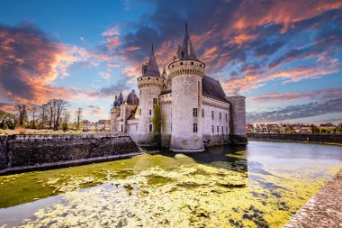 SULLY SUR LOIRE, FRANCE, NİSAN 04, 2023: Orleans, Loire Valley, Fransa yakınlarındaki Sully sur Loire Kalesi