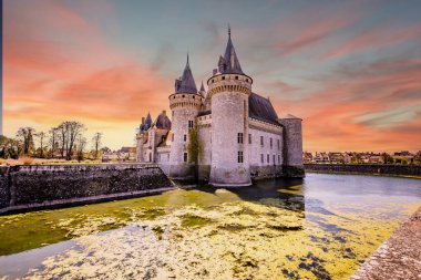 SULLY SUR LOIRE, FRANCE, NİSAN 04, 2023: Orleans, Loire Valley, Fransa yakınlarındaki Sully sur Loire Kalesi