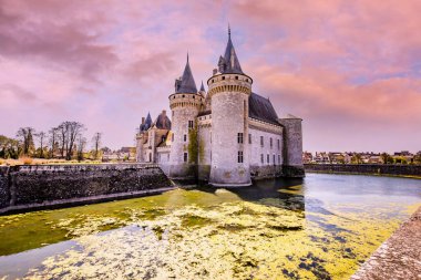 SULLY SUR LOIRE, FRANCE, NİSAN 04, 2023: Orleans, Loire Valley, Fransa yakınlarındaki Sully sur Loire Kalesi