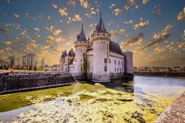 SULLY SUR LOIRE, FRANCE, NİSAN 04, 2023: Orleans, Loire Valley, Fransa yakınlarındaki Sully sur Loire Kalesi
