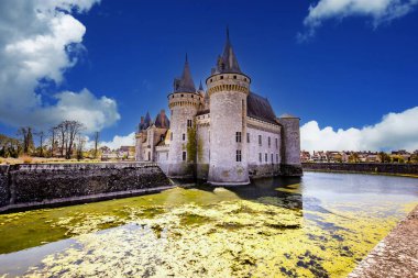 SULLY SUR LOIRE, FRANCE, NİSAN 04, 2023: Orleans, Loire Valley, Fransa yakınlarındaki Sully sur Loire Kalesi