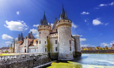 SULLY SUR LOIRE, FRANCE, NİSAN 04, 2023: Orleans, Loire Valley, Fransa yakınlarındaki Sully sur Loire Kalesi