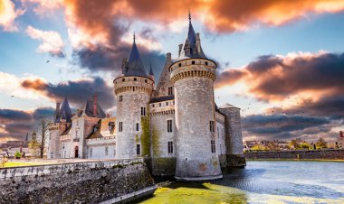 SULLY SUR LOIRE, FRANCE, NİSAN 04, 2023: Orleans, Loire Valley, Fransa yakınlarındaki Sully sur Loire Kalesi
