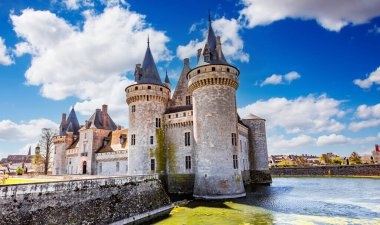 SULLY SUR LOIRE, FRANCE, NİSAN 04, 2023: Orleans, Loire Valley, Fransa yakınlarındaki Sully sur Loire Kalesi