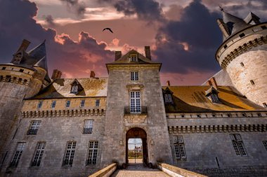 SULLY SUR LOIRE, FRANCE, NİSAN 04, 2023: Orleans, Loire Valley, Fransa yakınlarındaki Sully sur Loire Kalesi