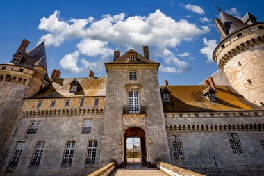 SULLY SUR LOIRE, FRANCE, NİSAN 04, 2023: Orleans, Loire Valley, Fransa yakınlarındaki Sully sur Loire Kalesi