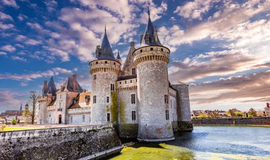 SULLY SUR LOIRE, FRANCE, NİSAN 04, 2023: Orleans, Loire Valley, Fransa yakınlarındaki Sully sur Loire Kalesi
