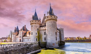 SULLY SUR LOIRE, FRANCE, NİSAN 04, 2023: Orleans, Loire Valley, Fransa yakınlarındaki Sully sur Loire Kalesi