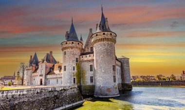 SULLY SUR LOIRE, FRANCE, NİSAN 04, 2023: Orleans, Loire Valley, Fransa yakınlarındaki Sully sur Loire Kalesi