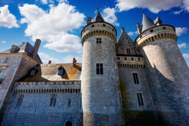 SULLY SUR LOIRE, FRANCE, NİSAN 04, 2023: Orleans, Loire Valley, Fransa yakınlarındaki Sully sur Loire Kalesi
