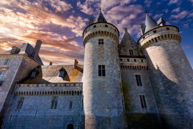 SULLY SUR LOIRE, FRANCE, NİSAN 04, 2023: Orleans, Loire Valley, Fransa yakınlarındaki Sully sur Loire Kalesi