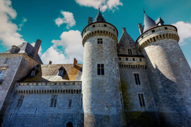 SULLY SUR LOIRE, FRANCE, NİSAN 04, 2023: Orleans, Loire Valley, Fransa yakınlarındaki Sully sur Loire Kalesi