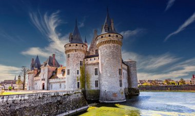 SULLY SUR LOIRE, FRANCE, NİSAN 04, 2023: Orleans, Loire Valley, Fransa yakınlarındaki Sully sur Loire Kalesi