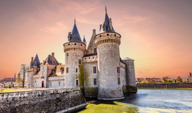 SULLY SUR LOIRE, FRANCE, NİSAN 04, 2023: Orleans, Loire Valley, Fransa yakınlarındaki Sully sur Loire Kalesi