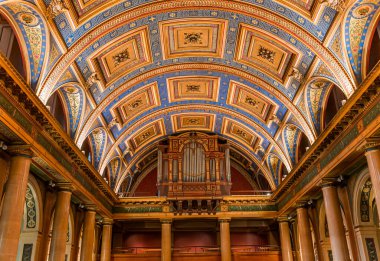 PARIS, FRANCE, 15 Ağustos 2023: Paris, Fransa 'daki Mucize Madalya Kilisesi yakınlarındaki Saint Vincent de Paul Şapeli' nin iç ve ayrıntıları