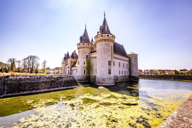 SULLY SUR LOIRE, FRANCE, NİSAN 04, 2023: Orleans, Loire Valley, Fransa yakınlarındaki Sully sur Loire Kalesi