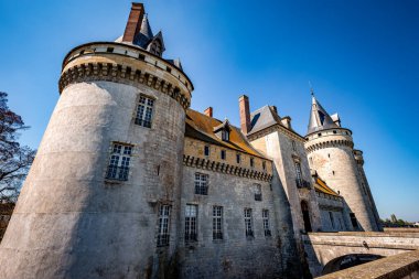SULLY SUR LOIRE, FRANCE, NİSAN 04, 2023: Orleans, Loire Valley, Fransa yakınlarındaki Sully sur Loire Kalesi