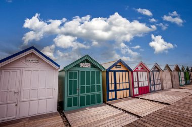 Cayeux sur mer, Somme, Normandiya, Fransa 'da bulutlu ve gökyüzü olan renkli sahil kulübeleri