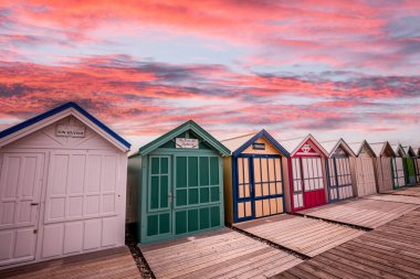 Cayeux sur mer, Somme, Normandiya, Fransa 'da bulutlu ve gökyüzü olan renkli sahil kulübeleri