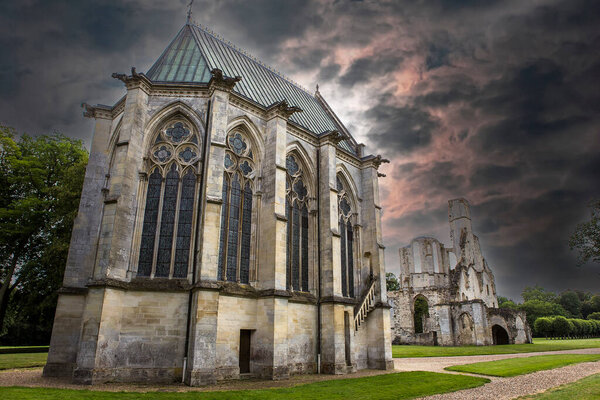 ШАААЛИС, ФРАНЦИЯ, 24 ИЮЛЯ 2016 г.: стекольное стекло и посуда Primatice, Chaalis Felel, 24 июля 2016 г. в Шаалисе, Франция