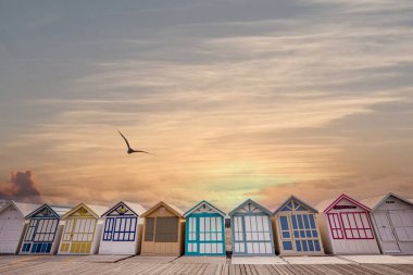 Cayeux sur mer, Somme, Normandiya, Fransa 'da bulutlu ve gökyüzü olan renkli sahil kulübeleri