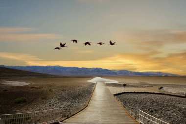 Badwater bakış açısı, ölüm vadisi, California, ABD, gökyüzü ve bulutlar