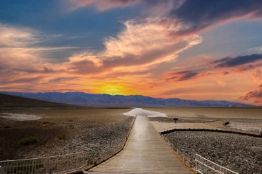 Badwater bakış açısı, ölüm vadisi, California, ABD, gökyüzü ve bulutlar