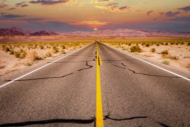 Ölüm vadisi çölünde yol çizgileri, Kaliforniya, ABD