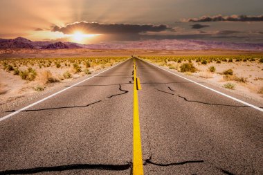 Ölüm vadisi çölünde yol çizgileri, Kaliforniya, ABD