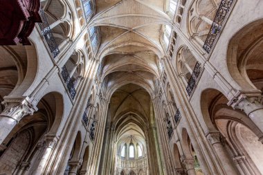 NOYON, FRANCE, ECTOBER 22, 2023: Bakire Meryem Katedrali 'nin iç mimari dekorları