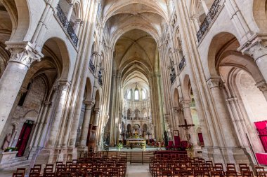 NOYON, FRANCE, ECTOBER 22, 2023: Bakire Meryem Katedrali 'nin iç mimari dekorları