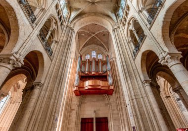 NOYON, FRANCE, ECTOBER 22, 2023: Bakire Meryem Katedrali 'nin iç mimari dekorları