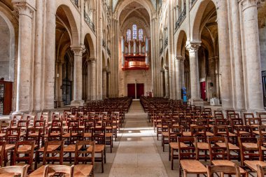 NOYON, FRANCE, ECTOBER 22, 2023: Bakire Meryem Katedrali 'nin iç mimari dekorları