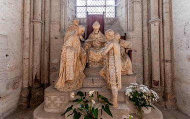 NOYON, FRANCE, ECTOBER 22, 2023: Bakire Meryem Katedrali 'nin iç mimari dekorları