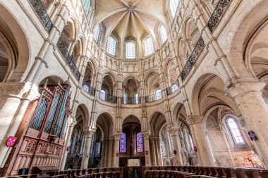 NOYON, FRANCE, ECTOBER 22, 2023: Bakire Meryem Katedrali 'nin iç mimari dekorları