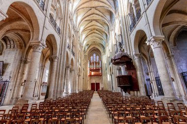 NOYON, FRANCE, ECTOBER 22, 2023: Bakire Meryem Katedrali 'nin iç mimari dekorları