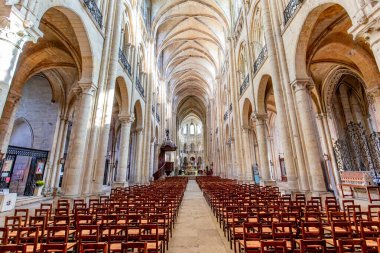 NOYON, FRANCE, ECTOBER 22, 2023: Bakire Meryem Katedrali 'nin iç mimari dekorları